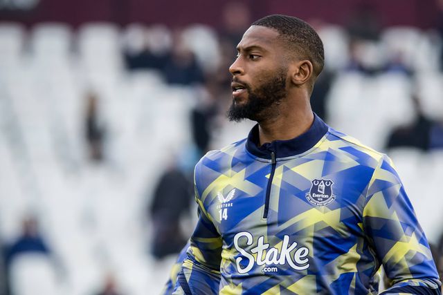 Beto realiza exercícios de aquecimento antes de um jogo do Everton