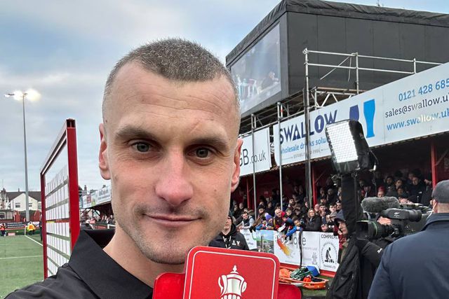 Haydn Hollis com o prémio de Homem do Jogo (DR)