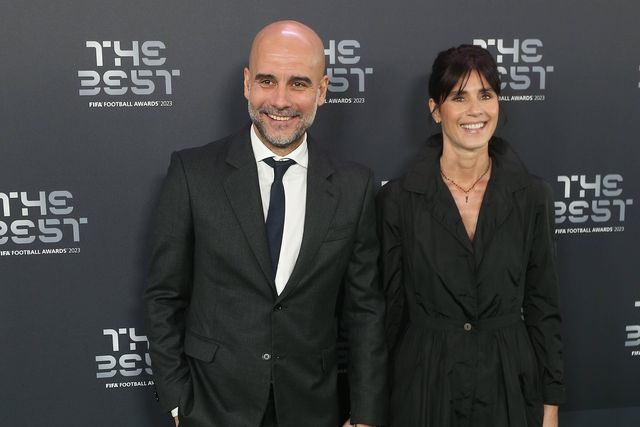Cristina Serra com Pep Guardiola, de mão dada, na gala The Best da FIFA em 2024
