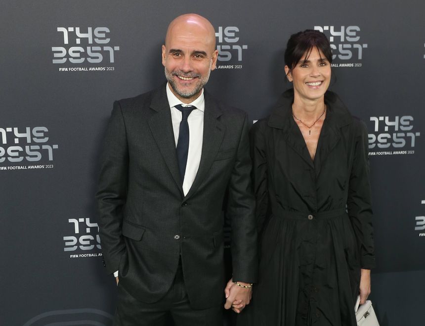 Cristina Serra com Pep Guardiola, de mão dada, na gala The Best da FIFA em 2024