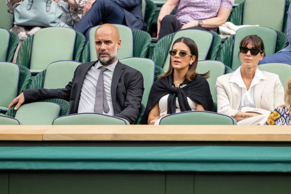 Pep Guardiola, Maria Guardiola e Cristina Serra sentados lado a lado