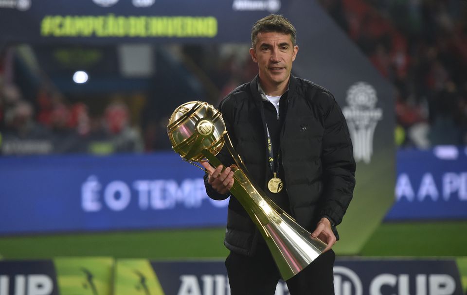 Bruno Lage, treinador do Benfica, segura o troféu da Taça da Liga, prova que os encarnados venceram no último sábado ao derrotarem o Sporting nos penáltis, por 7-6, após empate a um golo nos 90 minutos