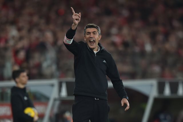 Bruno Lage, treinador do Benfica, grita junto ao banco de suplentes