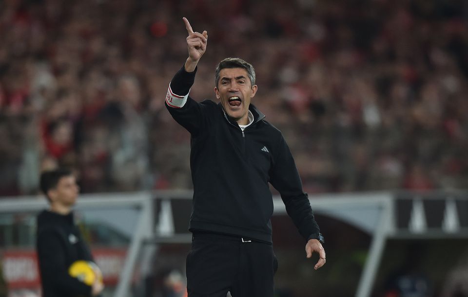 Bruno Lage, treinador do Benfica (que joga nesta noite de terça-feira em Faro frente ao Farense para a Taça de Portugal), dá indicações, junto ao banco de suplentes, aos jogadores da sua equipa