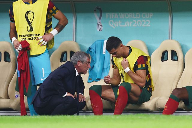 Fernando Santos a falar com Cristiano Ronaldo no banco de suplentes
