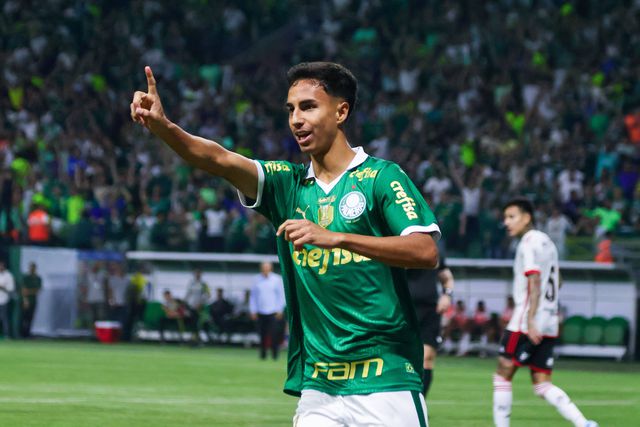 Vitor Reis a celebrar um golo ao Corinthians