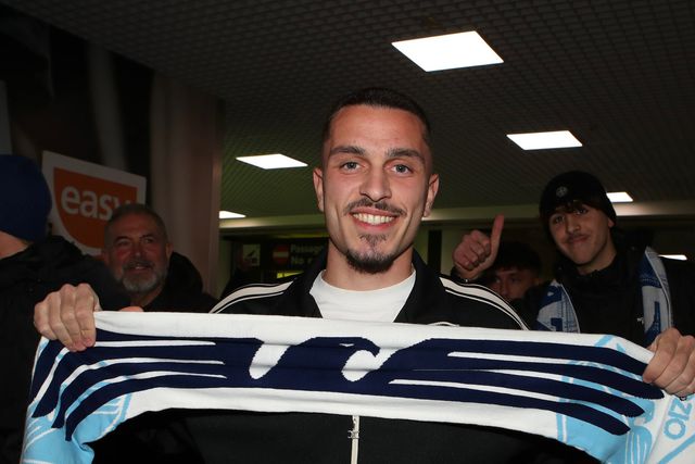 Arijon Ibrahimovic a segurar o cachecol da Lazio