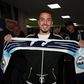 Arijon Ibrahimovic a segurar o cachecol da Lazio