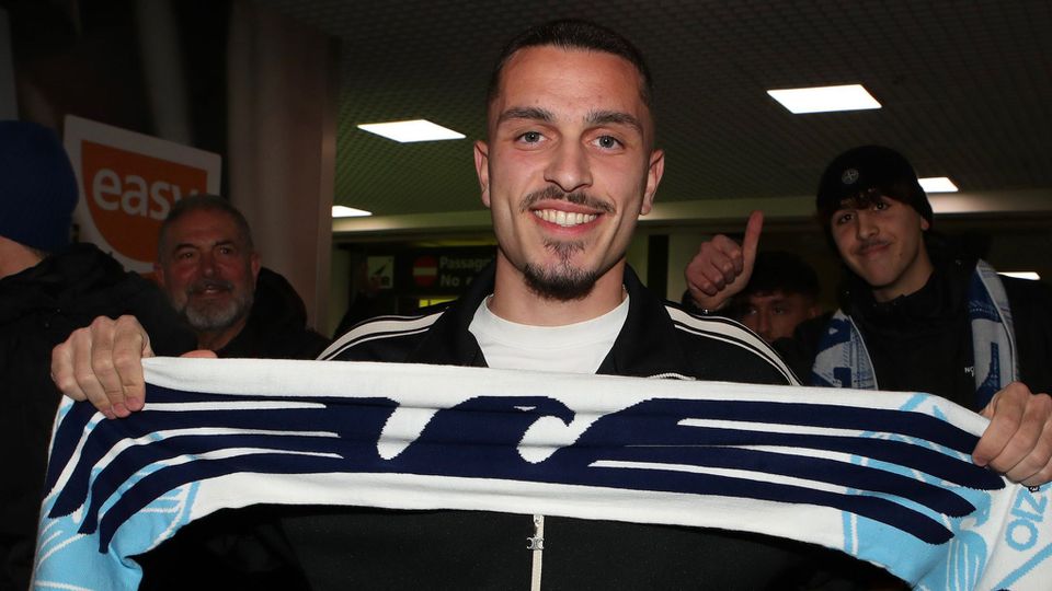 Arijon Ibrahimovic a segurar o cachecol da Lazio