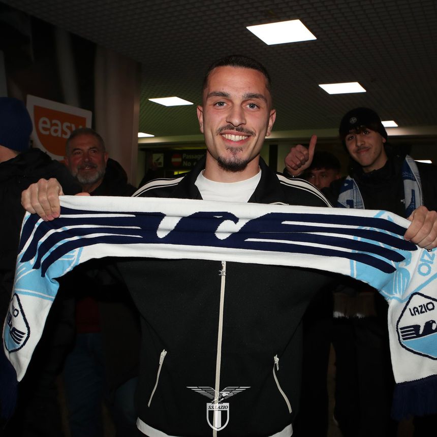Arijon Ibrahimovic a segurar o cachecol da Lazio