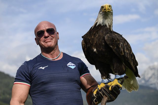Juan Bernabè, falcoeiro, com a águia, símbolo da Lazio