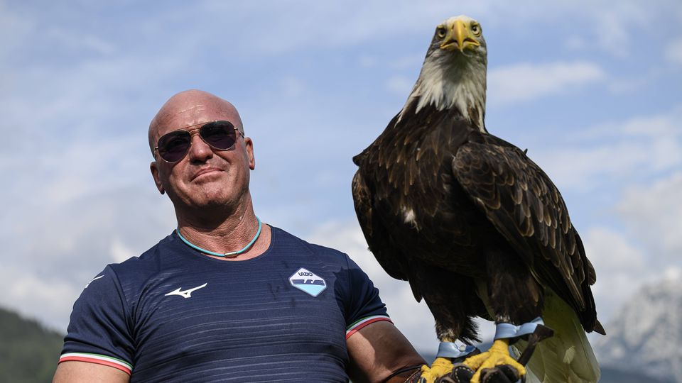 Juan Bernabè, falcoeiro, com a águia, símbolo da Lazio