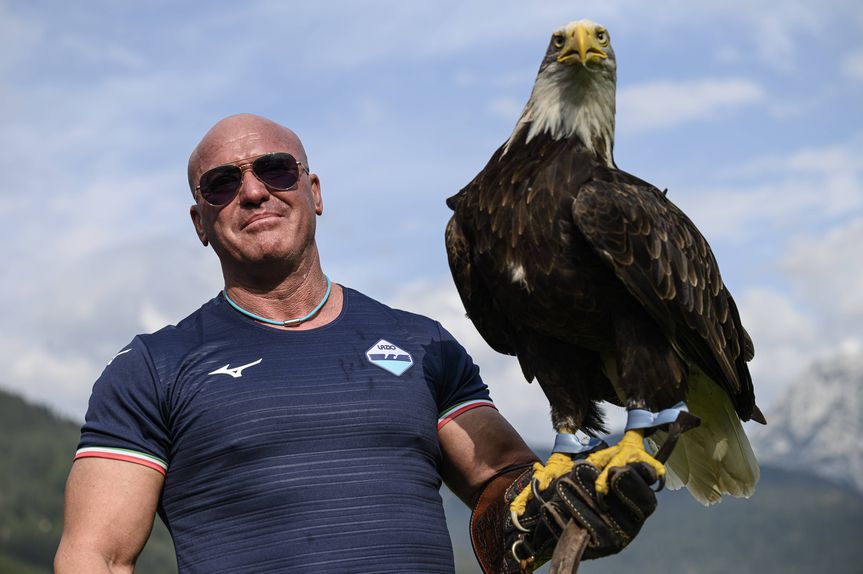 Juan Bernabè, falcoeiro, com a águia, símbolo da Lazio