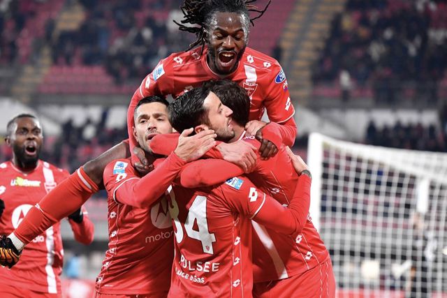 Jogadores do Monza celebram golo de Patrick Ciurria à Fiorentina