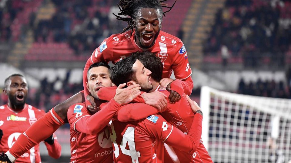 Jogadores do Monza celebram golo de Patrick Ciurria à Fiorentina