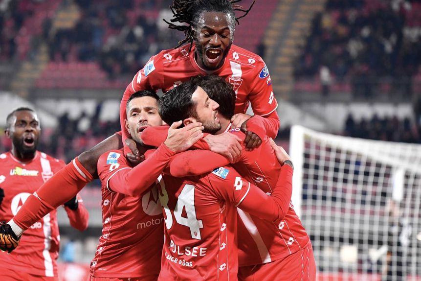 Jogadores do Monza celebram golo de Patrick Ciurria à Fiorentina