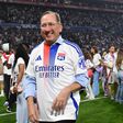 John Textor, presidente do Lyon, com uma camisola do clube