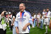 John Textor, presidente do Lyon, com uma camisola do clube