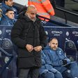 Pep Guardiola, treinador do Manchester City, a olhar para o relvado