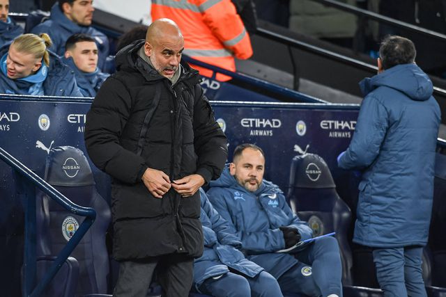 Pep Guardiola, treinador do Manchester City, a olhar para o relvado