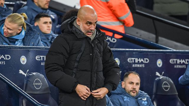 Pep Guardiola, treinador do Manchester City, a olhar para o relvado