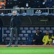 José Mourinho, treinador do Fenerbahçe, olha para o relvado
