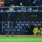 José Mourinho, treinador do Fenerbahçe, olha para o relvado