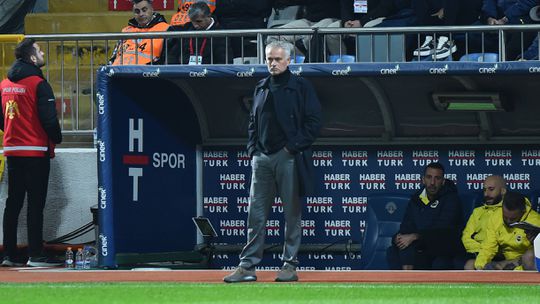 Fenerbahçe, de José Mourinho, sofre aos 26 segundos, mas acaba a vencer