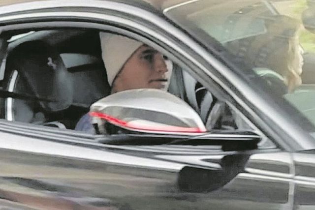 Lando Norris a conduzir um Ferrari com Margarida Corceiro ao lado, nas ruas do Mónaco