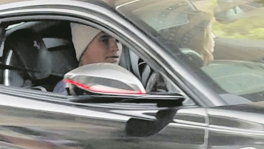 Lando Norris a conduzir um Ferrari com Margarida Corceiro ao lado, nas ruas do Mónaco