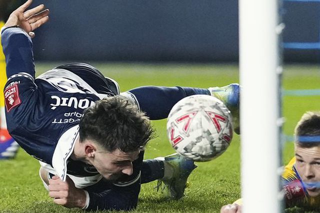 Mihailo Ivanovic, jogador do Millwall, marca um golo de cabeça, mesmo deitado no chão