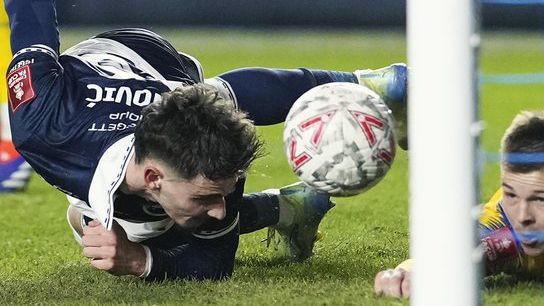 Mihailo Ivanovic, jogador do Millwall, marca um golo de cabeça, mesmo deitado no chão