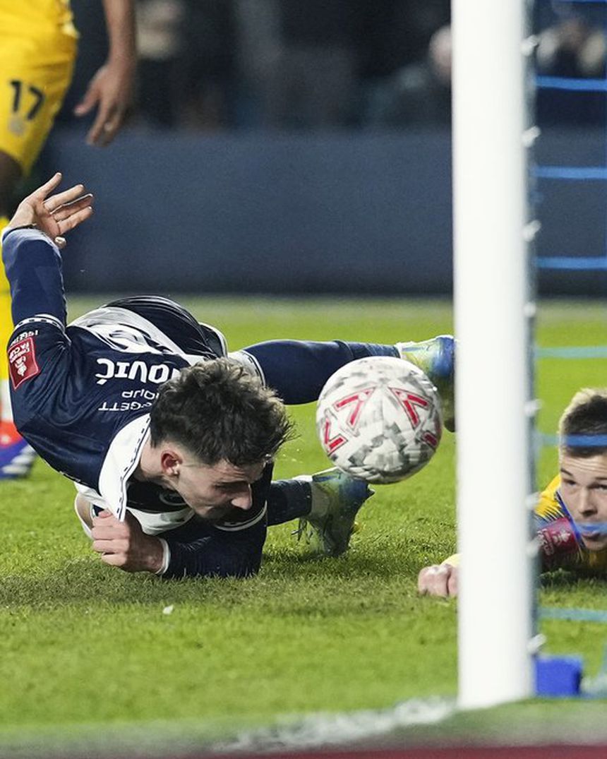 Mihailo Ivanovic, jogador do Millwall, marca um golo de cabeça, mesmo deitado no chão