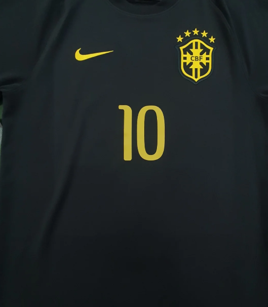 Camisola preta do Brasil acabou vetada pela CBF em 2014