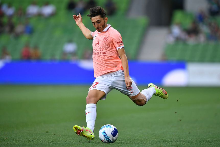 Josh Cavallo em ação no Adelaide United, em 2021