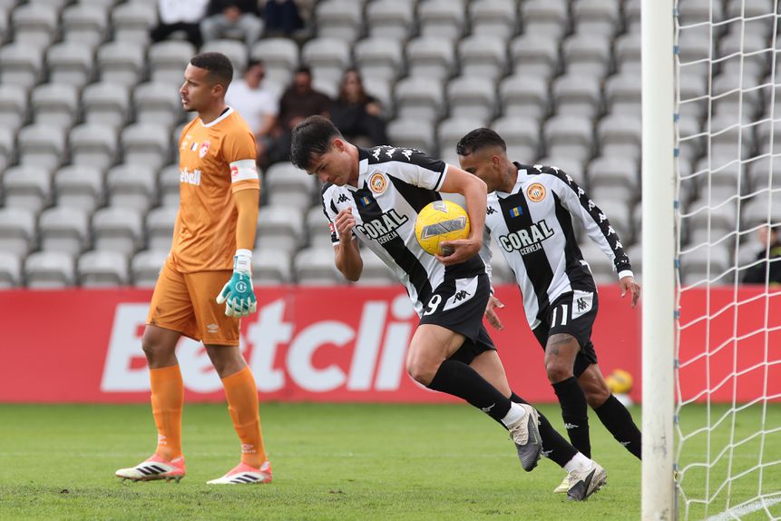 Jesús Ramírez marcou três golos ao Santa Clara. -Foto: HOMEM DE GOUVEIA/LUSA