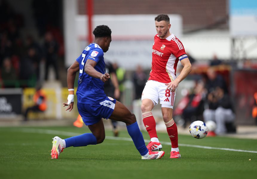 Ollie Clarke (direita) está no centro da polémica