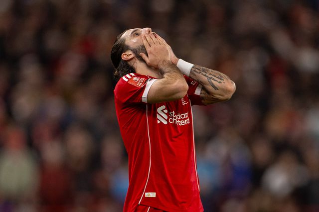 Dominik Szoboszlai reage ao golo que ofereceu ao Barnsley (IMAGO)