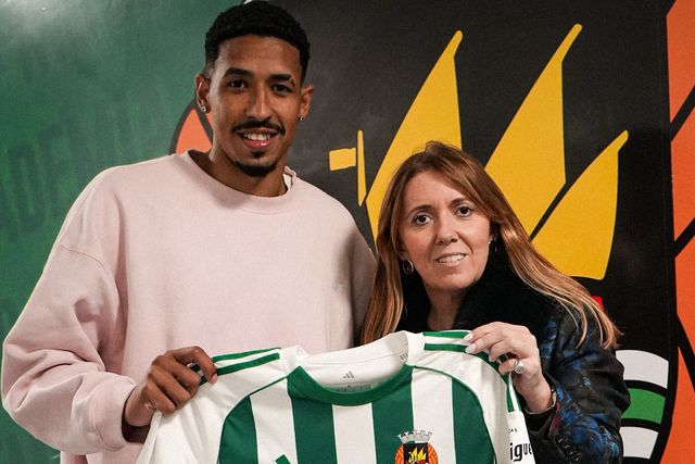 Diogo Bezerra, ao lado da presidente Alexandrina Cruz, assina até 2030 pelo conjunto de Vila do Conde - Foto: Rio Ave