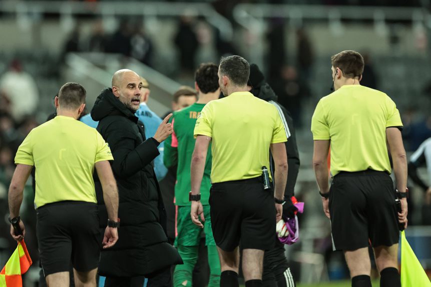 Pep Guardiola reclama com o árbitro Chris Kavanagh após o Newcastle-Man. City