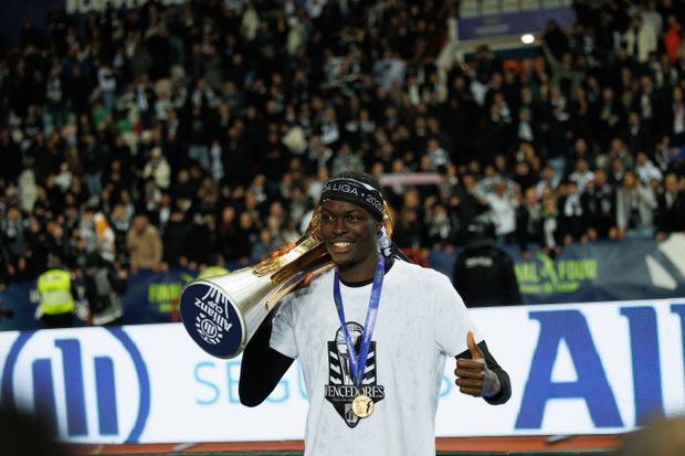 Ndoye com o troféu da Taça da Liga