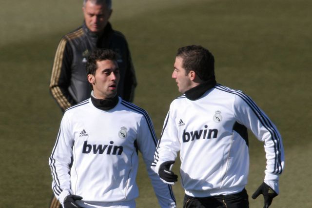 Arbeloa, à esquerda, com Mourinho atrás - Foto: IMAGO