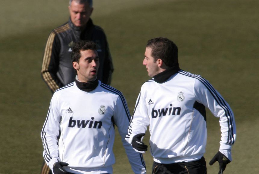 Arbeloa, à esquerda, com Mourinho atrás - Foto: IMAGO