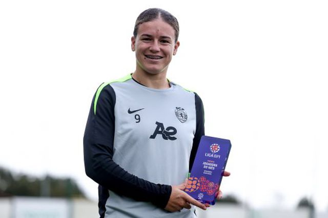 Telma Encarnação com o prémio - Foto: FPF