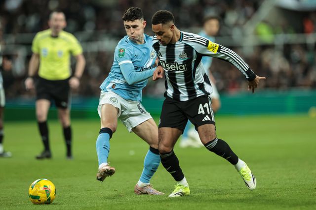 Manchester City vence e está em vantagem nas meias-finais da Taça da Liga