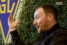 Ian Cathro: «Alguém foi com um saco de relva morta fingir que havia mais relva no campo»