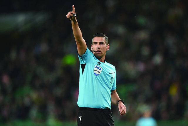 Fábio Veríssimo contestado antes de começar a apitar o clássico entre FC Porto e Benica para os quartos de final da Taça de Portugal 2025/2026. Foto Miguel Nunes