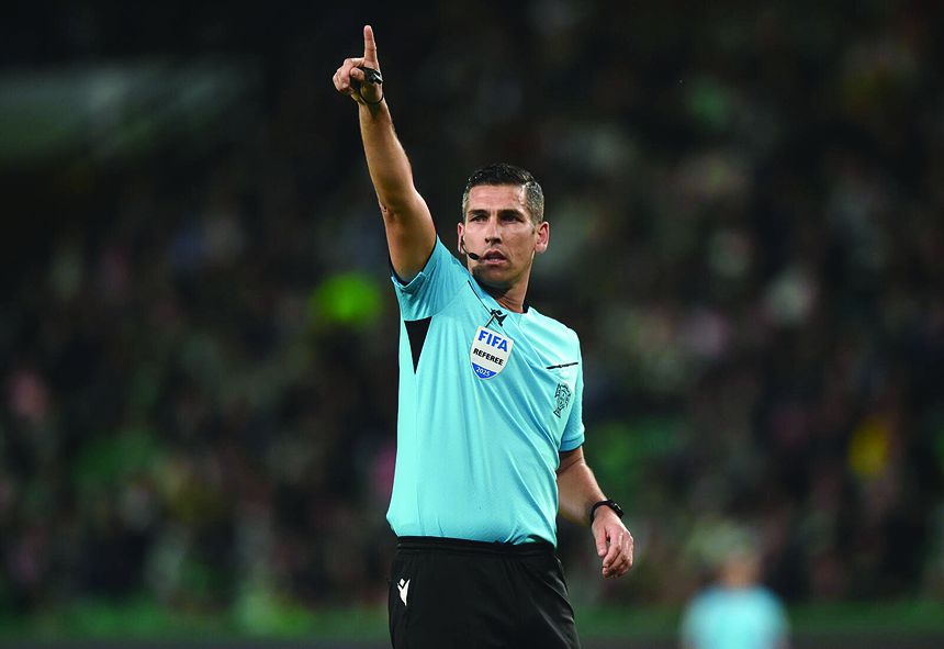 Fábio Veríssimo contestado antes de começar a apitar o clássico entre FC Porto e Benica para os quartos de final da Taça de Portugal 2025/2026. Foto Miguel Nunes