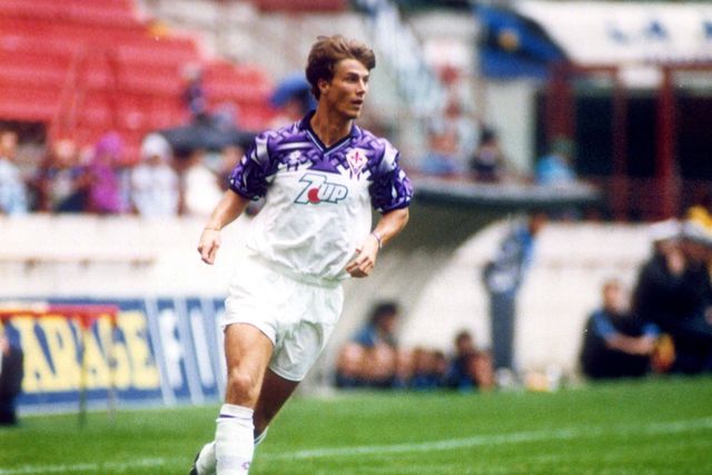 Camisola da Fiorentina num jogo com o Brescia, em 1992, gerou polémica devido ao design com suásticas - Foto: IMAGO