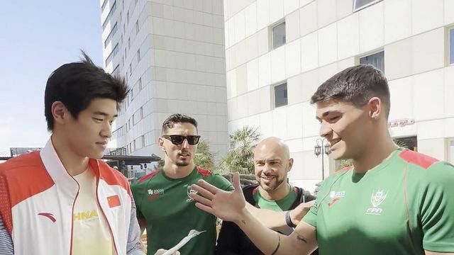 Novo recordista mundial dos 100 livres ofereceu lembrança a Diogo Ribeiro